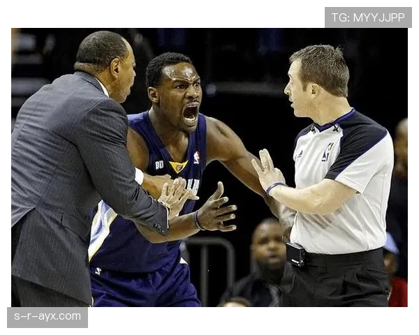 为什么看似轻微的犯规会被判罚？裁判的判定逻辑揭秘