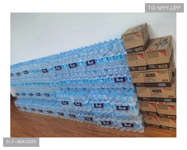 贝林厄姆家冰箱里塞满能量饮料,连矿泉水都要冰镇三小时才喝 贝林厄姆家冰箱里塞满能量饮料,连矿泉水都要冰镇三小时才喝