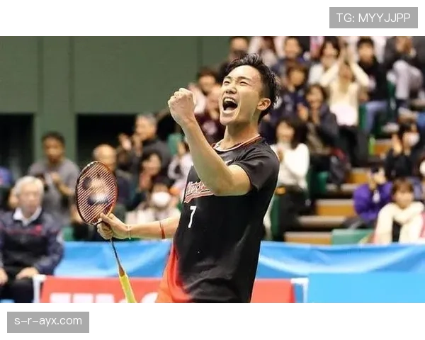 桃田贤斗居然穿运动鞋去豪华餐厅，旁边小姐姐的表情无价！